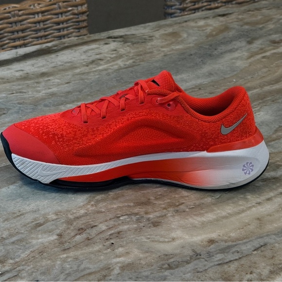 Women’s NIKE Versair Training Shoes- Bright orange/red. Size 9 - Picture 6 of 10